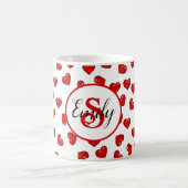 Stilvoll Rotes Herzmuster auf mit Monogramm Weiß Kaffeetasse (Mittel)
