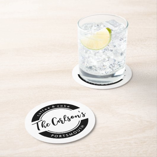 Stilvoll Schwarz-weißes, modernes Kalligrafie-Gesc Runder Pappuntersetzer (Vor Ort)