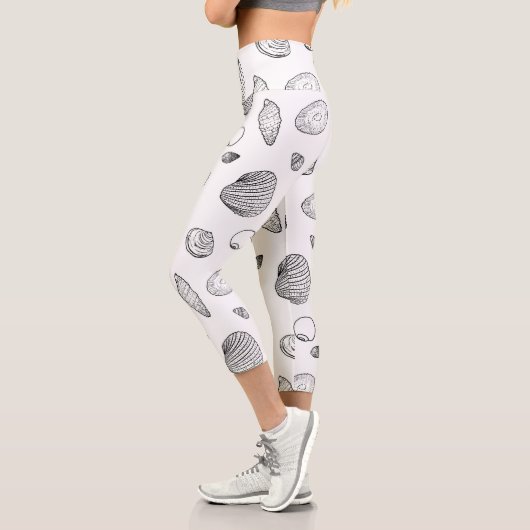Stilvoll Schwarz-weißes Seashells-Muster Capri Leggings (Links)