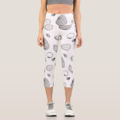 Stilvoll Schwarz-weißes Seashells-Muster Capri Leggings (Vorderseite)