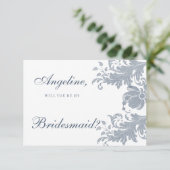 Stilvoll weiß-lila blauer Blumenzauber Bridesmaid Einladung (Stehend Vorderseite)