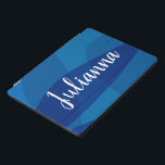 Stilvolle Abstrakte Formen in Blue Personalisiert  iPad Pro Cover<br><div class="desc">Dieses stilvolle,  minimalistische moderne Kunstwerk verbindet einfache Bio Kreisformen mit wunderschönen Blautönen. Personalisieren Sie es mit Ihrem Namen in der Schrift.</div>