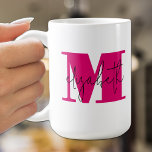 Stilvolle Anfangsbuchstaben Monogramm und Name Kaffeetasse<br><div class="desc">Stilvolle Kaffee-Tasse mit Vornamen in schwarz über einem heißen rosa Anfangsbuchstaben Monogramm. PASSENDE Artikel in unserer Sammlung.</div>