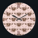 Stilvolle Art Deco Schmetterling - Schokolade und  Große Wanduhr<br><div class="desc">Reproduktion eines stilisierten Art-Deco-Schmetterlingsmusters - Dunkelschokoladenbraun auf einem weichen pfirsichrosa Hintergrund</div>