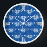 Stilvolle Art-Deco-Schmetterlinge, Kobalt blau und Wanduhr<br><div class="desc">Reproduktion eines stilisierten Art-Deco-Schmetterlingsmusters - Weiße Schmetterlinge auf tiefblauem Kobalt-Hintergrund</div>