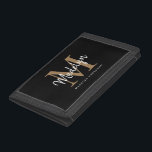 Stilvolle Black Gold Monogram Girly Chic Script Na Tri-fold Geldbeutel<br><div class="desc">Das neue Black Gold Monogramm Girly Chic Script Name Trifold Wallet ist eine elegante,  dreispurige Brieftasche,  die mit Ihrem eigenen Monogramm und Namen versehen ist.</div>
