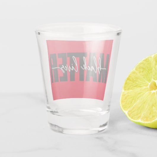 Stilvolle Black Lives Matter Typografie Schnapsglas (Rückseite)