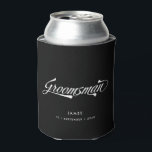 Stilvolle Black Retro Typografy Trauzeuge Hochzeit Dosenkühler<br><div class="desc">Dieses personalisierte kann cooler macht ein stilvolles Vintages inspiriertes Trauzeuge Geschenk. Funky Retro inspirierter Schriftart in Weiß auf schwarzem Hintergrund und Ihr Name und Datum der Wahl! Woll mehr Hochzeitsartikel in diesem Stil? Werfen Sie einen Blick auf die gesamte Sammlung oder schicken Sie mir eine Nachricht!</div>