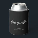 Stilvolle Black Retro Typografy Trauzeuge Hochzeit Dosenkühler<br><div class="desc">Dieses personalisierte kann cooler macht ein stilvolles Vintages inspiriertes Trauzeuge Geschenk. Funky Retro inspirierter Schriftart in Weiß auf schwarzem Hintergrund und Ihr Name und Datum der Wahl! Woll mehr Hochzeitsartikel in diesem Stil? Werfen Sie einen Blick auf die gesamte Sammlung oder schicken Sie mir eine Nachricht!</div>