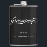 Stilvolle Black Retro Typografy Trauzeuge Hochzeit Flachmann<br><div class="desc">Diese personalisierte Flasche ist ein stilvolles,  Vintag inspiriertes Geschenk für Trauzeugen. Funky Retro inspirierter Schriftart in Weiß auf schwarzem Hintergrund und Ihr Name und Datum der Wahl! Woll mehr Hochzeitsartikel in diesem Stil? Lass mir eine Nachricht!</div>