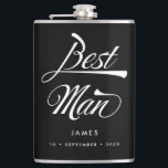 Stilvolle Black Retro Typografy Trauzeuge Trauzeug Flachmann<br><div class="desc">Diese personalisierte Flasche ist ein stilvolles Vintages Trauzeuge-Geschenk. Funky Retro inspirierter Schriftart in Weiß auf schwarzem Hintergrund und Ihr Name und Datum der Wahl! Woll mehr Hochzeitsartikel in diesem Stil? Lass mir eine Nachricht!</div>