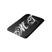 Stilvolle Black Script Calligraphy Monogram Initia Badematte (Schrägansicht)