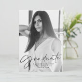 Stilvolle Black Script Foto Graduation Party Einladung (Stehend Vorderseite)