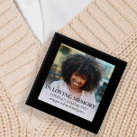 Stilvolle Black Square Foto Funeral Taste Button<br><div class="desc">Ein schlichter und dennoch eleganter Begräbnisknopf, personalisiert mit Ihrem Lieblingsfoto und der Typografie, die "In liebevoller Erinnerung", ihren Namen und ihre persönliche Botschaft lautet. Einfach personalisiert können Sie alle Stile, Größen und Farben des Schriftartes ändern, indem Sie nach der Personalisierung auf den entsprechenden Link klicken. Die Knöpfe sind eine große...</div>