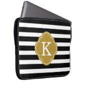 Stilvolle Black Stripes Gold Monogram Laptopschutzhülle (Vorne Rechts)