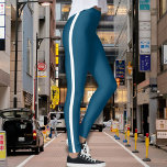 Stilvolle blaue Leggings mit weißem Streifen<br><div class="desc">Mit diesen blauen Leggings, die mit einem knalligen weißen Streifen auf beiden Seiten für sportliche und moderne Anziehungskraft gestaltet sind, verleihen Sie Ihrem sportlichen Alltagslook einen besonderen Touch. Ob Sie im Fitnessraum trainieren, sich sportlich betätigen oder einfach nur entspannen möchten, diese Leggings bieten eine perfekte Kombination aus Komfort und Stil....</div>
