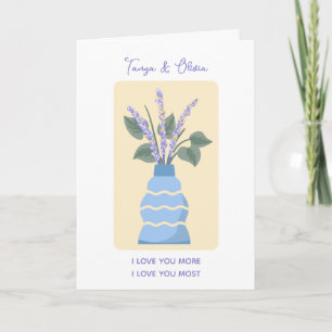 Stilvolle blaue Vase mit Lavendel-Blumenarrangemen Karte