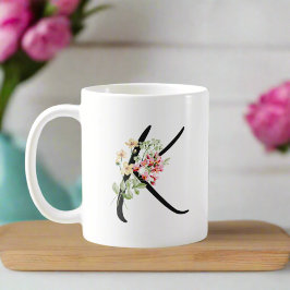 Stilvolle Blumenschrift "K" Typografie Kaffeetasse