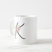 Stilvolle Blumenschrift "K" Typografie Kaffeetasse (Vorderseite Links)