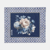 Stilvolle Blumenvase Blaue Chinoiserie Monogramm Fleecedecke (Vorderseite (Horizontal))