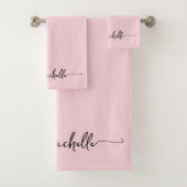 Stilvolle Blush Pink Monogram Name Script Signatur Badhandtuch Set (Insitu)
