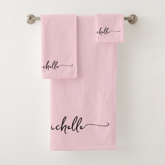 Stilvolle Blush Pink Monogram Name Script Signatur Badhandtuch Set (Insitu)