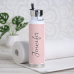 Stilvolle Blush Pink Script Personalisiert Trinkflasche<br><div class="desc">Bleibe während des Trainings im Fitnessstudio mit dieser stilvollen Blush Pink Script Personalisiert Water Flasche. Es ist modern und mit einem pastellrosa Hintergrund rund um die Flasche gestaltet. Der Name ist in hellgrauem Handschrift geschrieben, die auf der Vorderseite in der Mitte senkrecht steht. Perfekte Geschenkidee für sie! KLICKEN SIE AUF...</div>