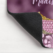 Stilvolle Blütenglanz, Lila rosa Goldmonogramm Mousepad (Ecke)