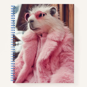 Stilvolle Capybara in rosa Pelzmatte und Sonnenbri Notizblock