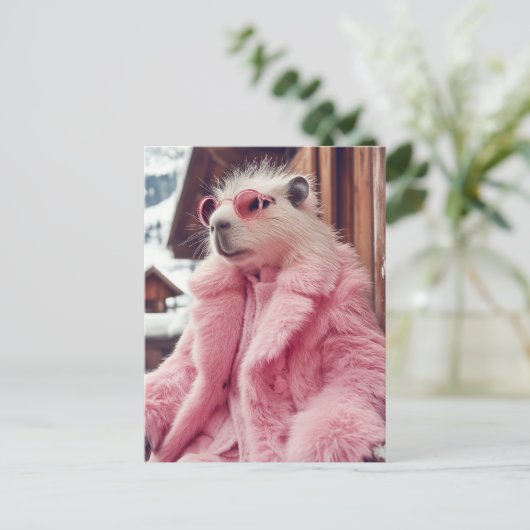 Stilvolle Capybara in rosa Pelzmatte und Sonnenbri Postkarte (Stehend Vorderseite)