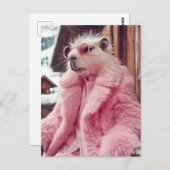 Stilvolle Capybara in rosa Pelzmatte und Sonnenbri Postkarte (Vorne/Hinten)