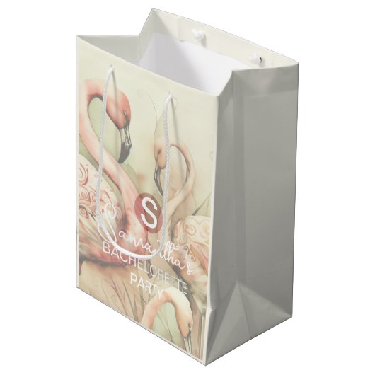 Stilvolle Chic Flamingo Monogram Personalisiert Mittlere Geschenktüte (Vorderseite Schrägansicht)