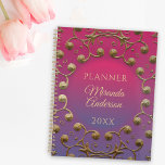 Stilvolle Chic Gold Glittery Wirbel und Dots on Pi Planer<br><div class="desc">Dieser kompakte, spiralgebundene Planer ist so konzipiert, dass er Sie organisieren und auf dem richtigen Weg behalte, egal wohin das Leben Sie bringt. Das Cover, eine atemberaubende Mischung aus Rosa und Gold, zeichnet sich durch einen personalisierten Namen und das Jahr in gelben Schriftart aus und verleiht eine Touch von Eleganz...</div>