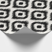Stilvolle Chic Mod Black Ivory Diamond Ikat Muster Geschenkpapier (Ecke)