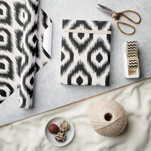 Stilvolle Chic Mod Black Ivory Diamond Ikat Muster Geschenkpapier (Kunsthandwerk)