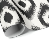Stilvolle Chic Mod Black Ivory Diamond Ikat Muster Geschenkpapier (Rolleneckpunkt)