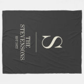 Stilvolle Classic Family Monogram Est Date Black Fleecedecke (Vorderseite (Horizontal))