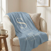 Stilvolle Classic Family Monogram Est Dusty Blue Fleecedecke