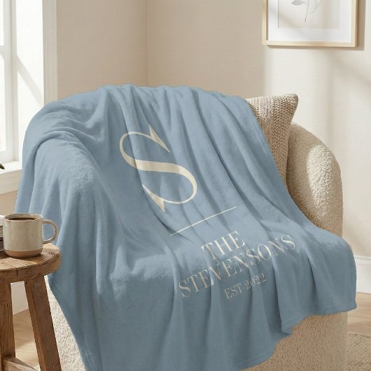 Stilvolle Classic Family Monogram Est Dusty Blue Fleecedecke
