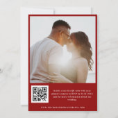 Stilvolle Crimson Red Typografy QR Code Wedding Einladung (Rückseite)
