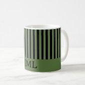 Stilvolle dunkelgrüne und schwarze Streifen Monogr Kaffeetasse (VorderseiteRechts)