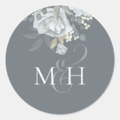 Stilvolle Dusty Blue Floral Simple Monogram Blume Runder Aufkleber (Vorderseite)
