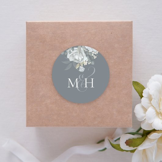 Stilvolle Dusty Blue Floral Simple Monogram Blume Runder Aufkleber