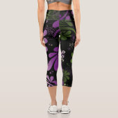 Stilvolle farbenfrohe Blätter und Blume auf schwar Capri Leggings (Rückseite)