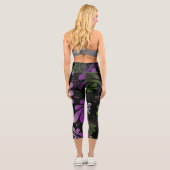 Stilvolle farbenfrohe Blätter und Blume auf schwar Capri Leggings (Rückseite)