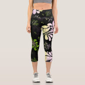 Stilvolle farbenfrohe Blätter und Blume auf schwar Capri Leggings (Vorderseite)