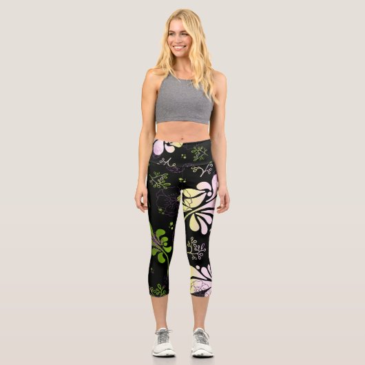 Stilvolle farbenfrohe Blätter und Blume auf schwar Capri Leggings (Vorderseite)