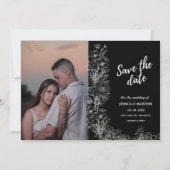 Stilvolle Foto Wildblume Save the Date schwarz Einladung (Vorderseite)