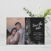 Stilvolle Foto Wildblume Save the Date schwarz Einladung (Stehend Vorderseite)