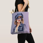 Stilvolle Frau mit einem Hut Tasche (Von Nahem)